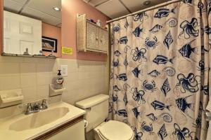 Koupelna v ubytování Coastal Condo with Pool, 1 Block to Wildwood Beach! + 16 fotografií