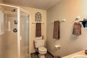 Ένα μπάνιο στο Walk to Rim View Trail Page Home with Deck and Yard +19 φωτογραφίες