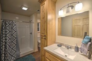 un baño con lavabo y ducha en Fire Pit Cozy Bryson City Cabin on Tuck River, en Bryson City 16 fotos más