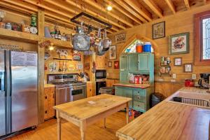 cocina con paredes de madera y mesa de madera en Charming Waterfront Ridgeway Cabin with Dock! en Ridgeway