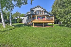 Plattsburgh Home with Deck on Lake Champlain外面的花园