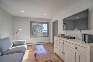 Plattsburgh Home with Deck on Lake Champlain的厨房或小厨房