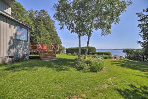 普拉茨堡Plattsburgh Home with Deck on Lake Champlain的水景房屋 - 带庭院
