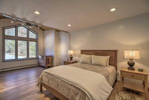 Een bed of bedden in een kamer bij Plattsburgh Home with Deck on Lake Champlain