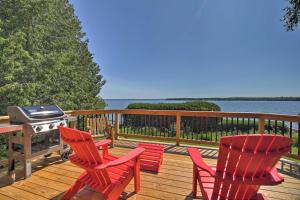 普拉茨堡Plattsburgh Home with Deck on Lake Champlain的一个带四把红色椅子和烧烤架的甲板