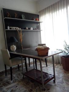 una mesa de comedor y una silla en una habitación en Rancho Aparte II en Salta