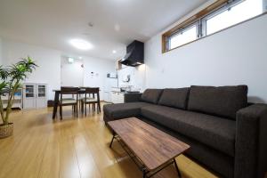 Ruang duduk di おやど紀伊国屋本石灰町