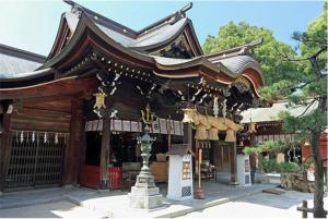 un edificio asiático con una pagoda en Local Hakata apartment No8, en Fukuoka