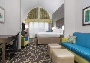 O zonă de relaxare la Holiday Inn Express Hotel & Suites Ames, an IHG Hotel