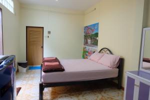 una piccola camera con un letto in una stanza di Thippawan Bungalow a Ko Si Chang