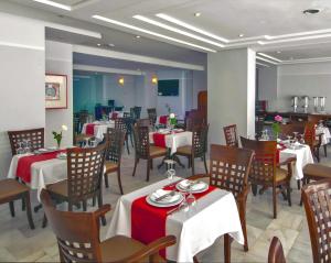 Across Hotels & Spa tesisinde bir restoran veya yemek mekanı