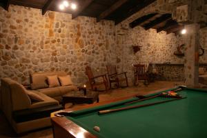 uma sala de estar com uma mesa de bilhar e um sofá em Malekus Mountain Lodge em Aguas Claras