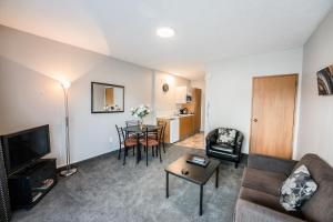 TV a/nebo společenská místnost v ubytování Strathern Motor Lodge