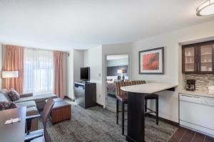 TV a/nebo společenská místnost v ubytování Staybridge Suites Wilmington-Newark by IHG