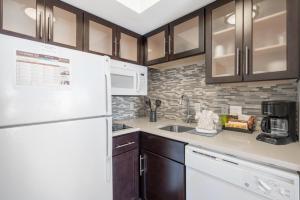 Kuchyň nebo kuchyňský kout v ubytování Staybridge Suites Wilmington-Newark by IHG