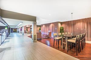 A restaurant or other place to eat at Holiday Inn Tyler - Conference Center, an IHG Hotel