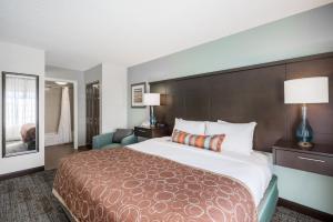 Postel nebo postele na pokoji v ubytování Staybridge Suites Wilmington-Newark by IHG