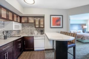 Kuchyň nebo kuchyňský kout v ubytování Staybridge Suites Wilmington-Newark by IHG
