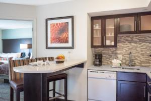 Kuchyň nebo kuchyňský kout v ubytování Staybridge Suites Wilmington-Newark by IHG