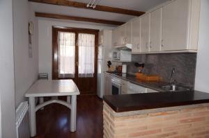 Una cocina o zona de cocina en Casa Rural Os Arregueses