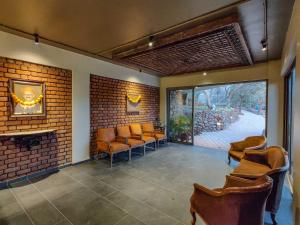 Posezení v ubytování Advait Resort Kshetra Mahabaleshwar