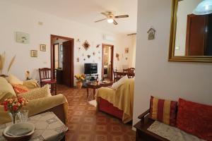 Area soggiorno di Central Apartment On The Beach With Balcony, Wi-fi & Air Conditioning; Parking