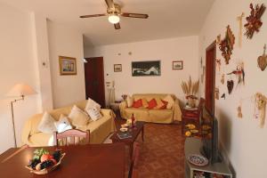 Area soggiorno di Central Apartment On The Beach With Balcony, Wi-fi & Air Conditioning; Parking