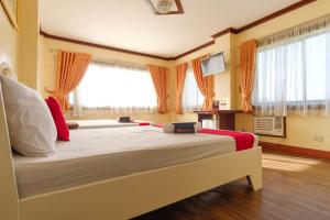 Postel nebo postele na pokoji v ubytování RedDoorz Plus @ Seaborne Hotel Subic Zambales