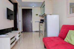 Μια τηλεόραση ή/και κέντρο ψυχαγωγίας στο Homey 2BR at Serpong Greenview Apartment By Travelio