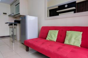 Η κουζίνα ή μικρή κουζίνα στο Homey 2BR at Serpong Greenview Apartment By Travelio