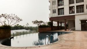 Πισίνα στο ή κοντά στο Homey 2BR at Serpong Greenview Apartment By Travelio