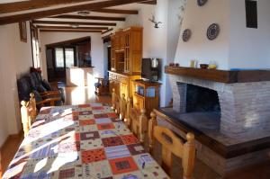 Una sala de estar con una mesa y una chimenea. en Casa Rural Os Arregueses, en Alquézar