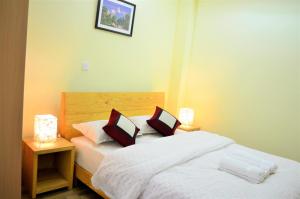 Postel nebo postele na pokoji v ubytování Tanani Newa Home Arnnapurna