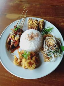 een bord eten met rijst en noedels op een tafel bij TRC Bintan Resort in Sebungsungai