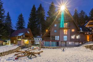 ein Haus mit einer Lampe darüber im Schnee in der Unterkunft Vlasic Nana & Lalla in Vlasic