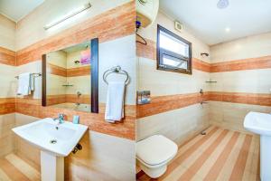 FabExpress Hemkunt Residency Noida في نويدا: صورتين لحمام مع حوض ومرحاض