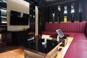 TV a/nebo společenská místnost v ubytování Avenzel Hotel & Convention Cibubur