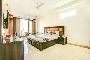 una camera d'albergo con un letto e una scrivania di Via Hemkunt Residency a Noida