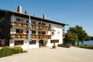 a hotel with a flag in front of it at Hotel Seeblick & Ferienwohnung in Bad Endorf