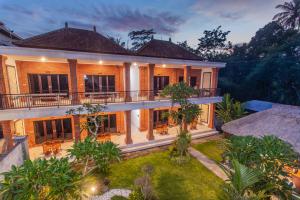 - une vue aérienne sur une maison avec une cour dans l'établissement Ratna Guest House, à Ubud