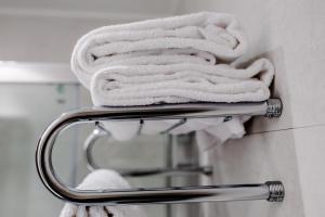 un mucchio di asciugamani su un portasciugamani in bagno di Alvi a Soria