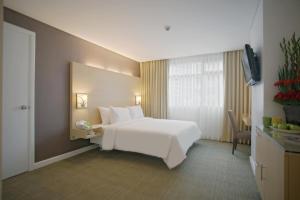 Postel nebo postele na pokoji v ubytování St Giles Hotel Makati