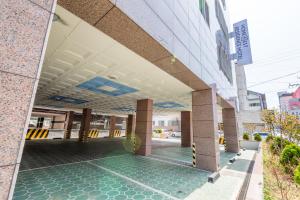 Bazén v ubytování Home Fourest Residence Hotel Okpo nebo v jeho okolí
