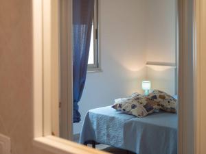 A bed or beds in a room at Bright Apartment Near The Beach In Otranto