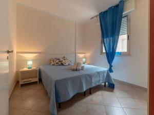 A bed or beds in a room at Bright Apartment Near The Beach In Otranto