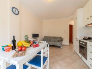 A kitchen or kitchenette at Bright Apartment Near The Beach In Otranto