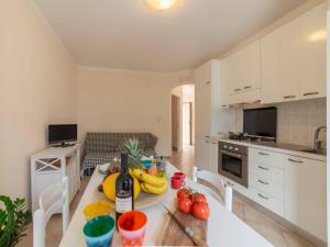A kitchen or kitchenette at Bright Apartment Near The Beach In Otranto