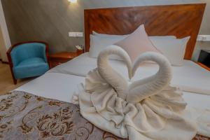 Postel nebo postele na pokoji v ubytování Sapphire Seas Beachfront Hotel