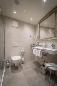 Bilik mandi di Hotel Goldener Adler, BW Signature Collection +78 gambar