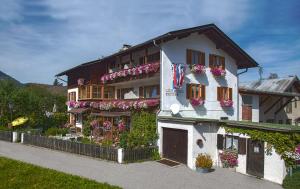 Un edificio con jardineras a un lado. en Gaestehaus Richter, en Oberammergau